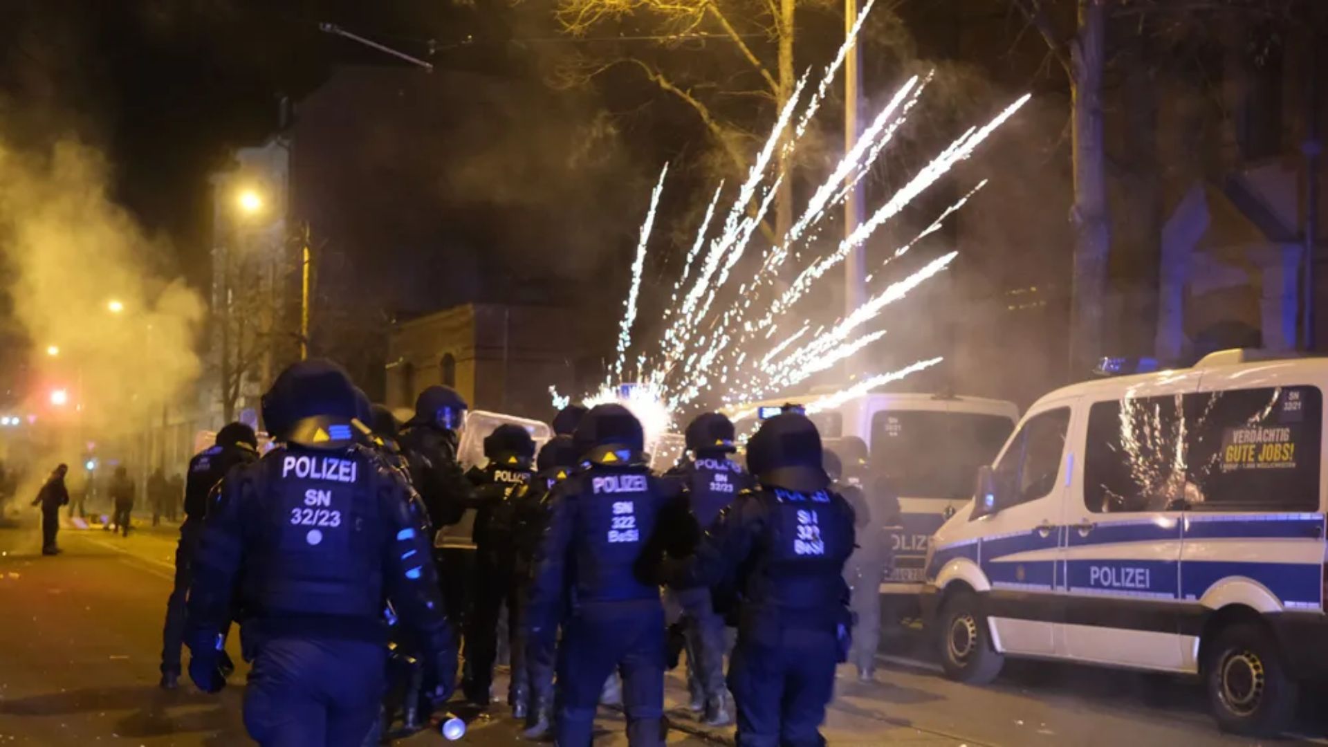 В Германии активно используют пиротехнику В Германии активно используют пиротехнику