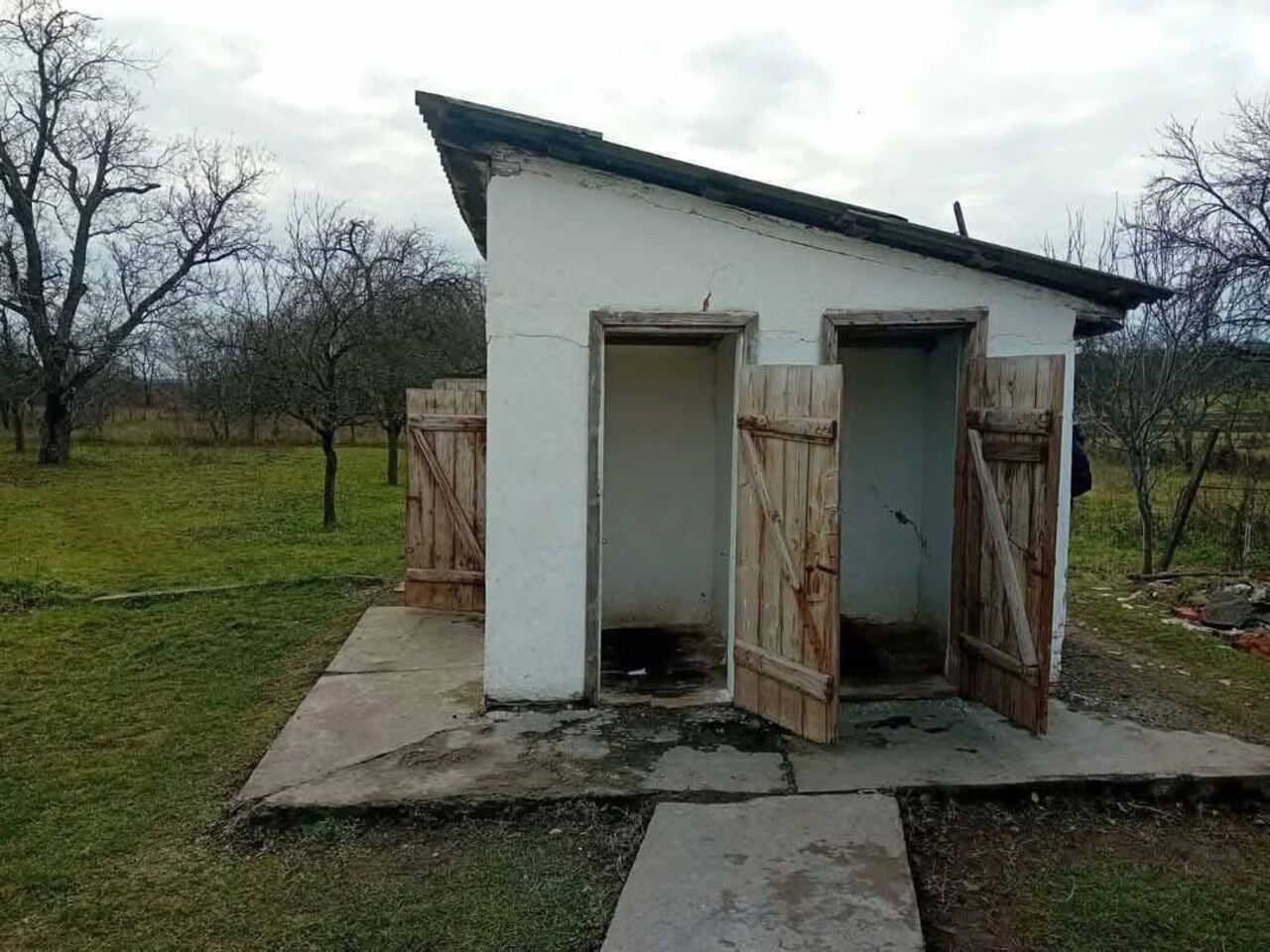 На Закарпатті виявили вуличний туалет для учнів та вчителів у катрастрофічному стані На Закарпатті виявили вуличний туалет для учнів та вчителів у катрастрофічному стані