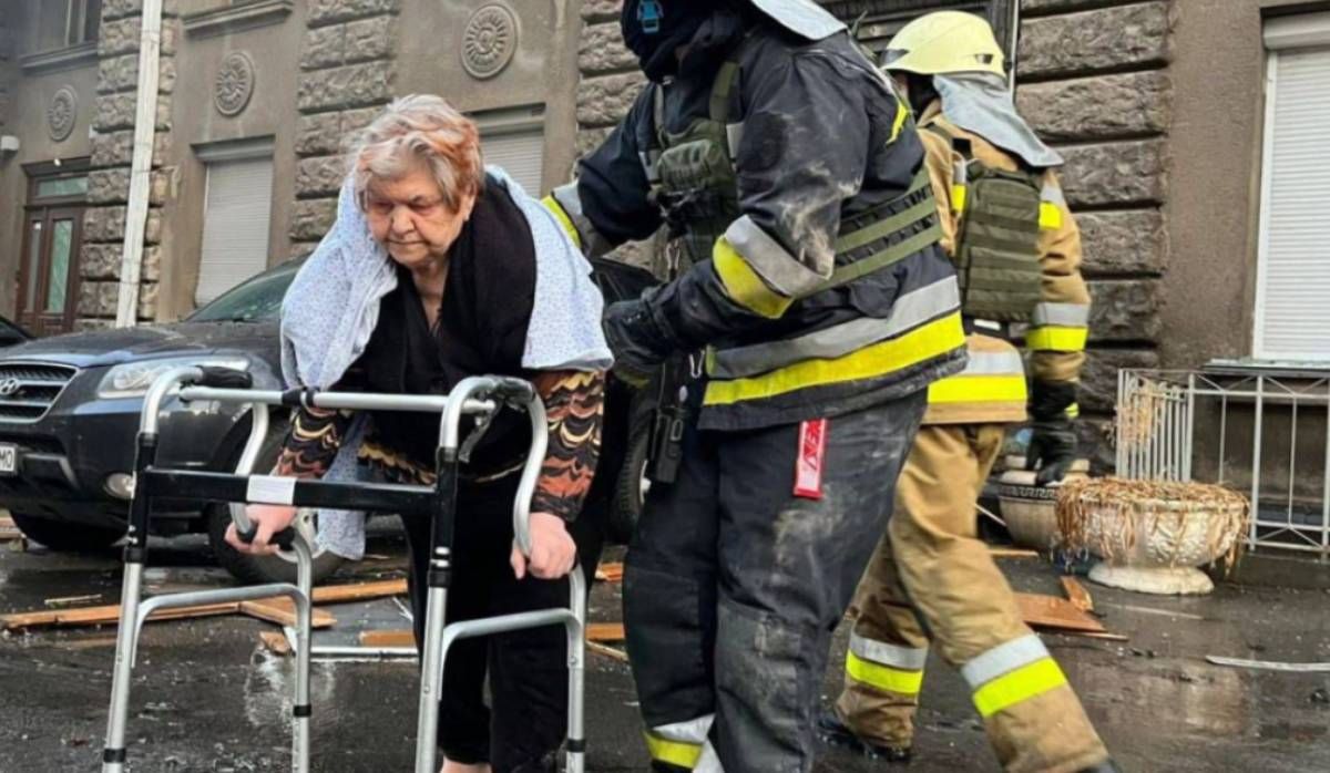 "Сердце выпрыгивало из груди": история 90-летней киевлянки, которая пережила российский удар по Киеву - 24 Канал "Сердце выпрыгивало из груди": история 90-летней киевлянки, которая пережила российский удар по Киеву - 24 Канал