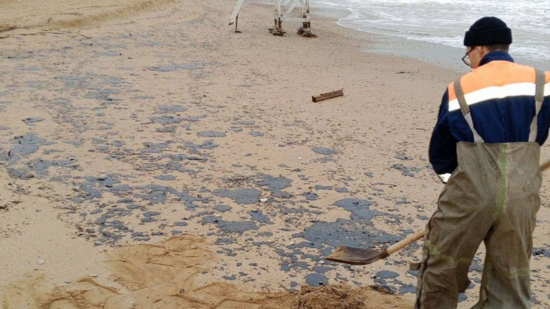 У Севастополі ввели режим надзвичайної ситуації через забруднення берега У Севастополі ввели режим надзвичайної ситуації через забруднення берега