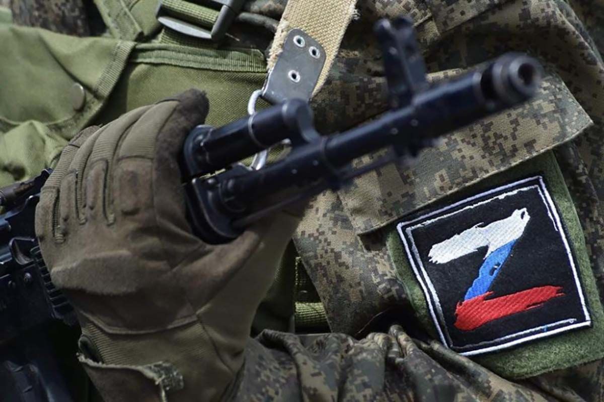 Российский оккупант с оружием в руках Российский оккупант с оружием в руках