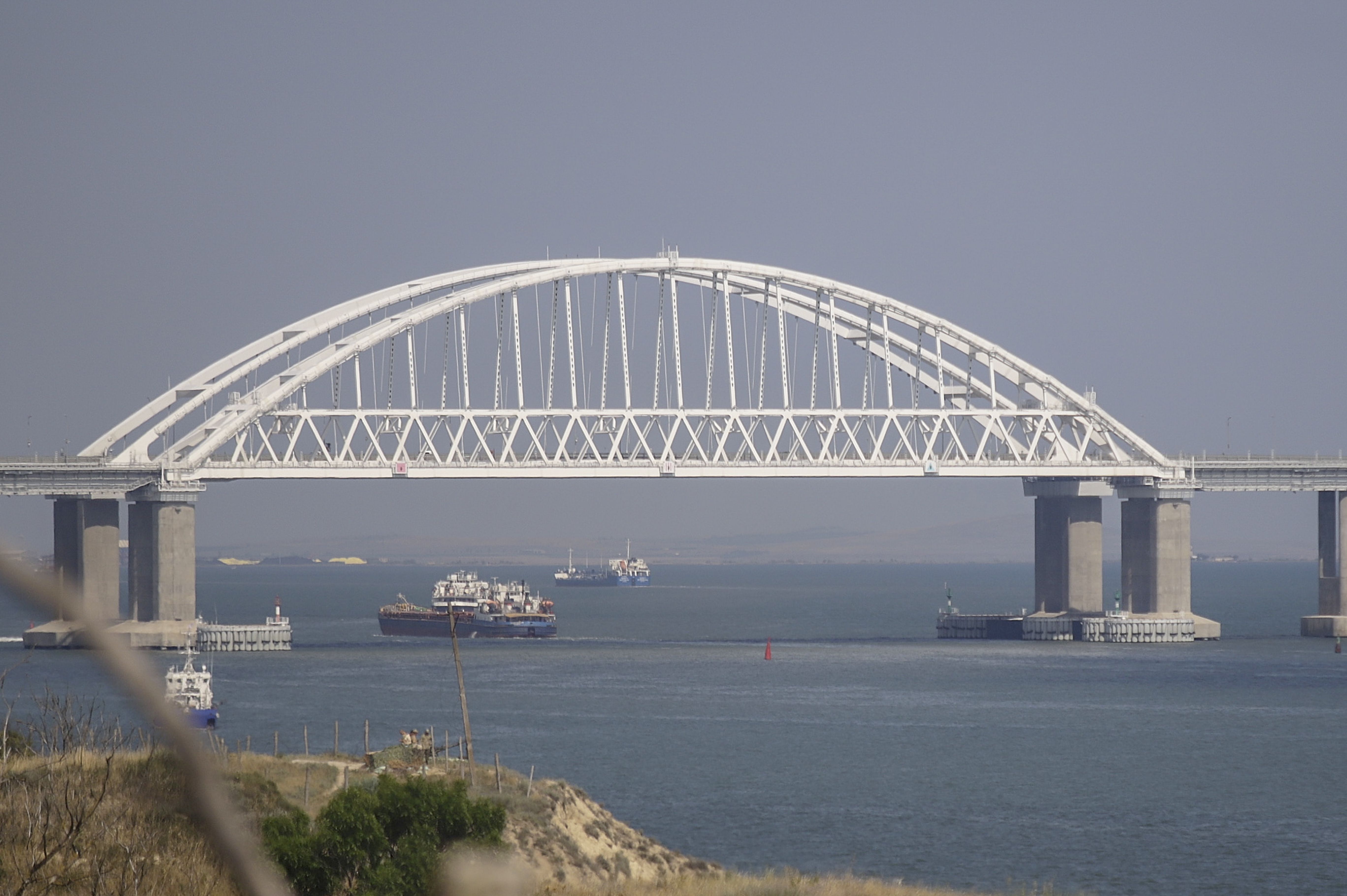 3Під час штормів Росія втратила майже половину загороджень з барж біля Кримського мосту, – ЗМІ - 24 Канал