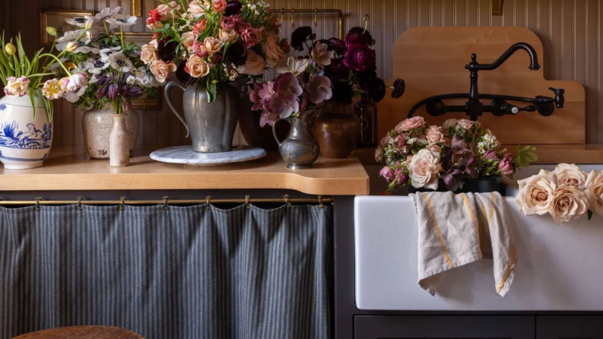 Стоит ли заменить дверцы кухонных шкафов шторами Стоит ли заменить дверцы кухонных шкафов шторами