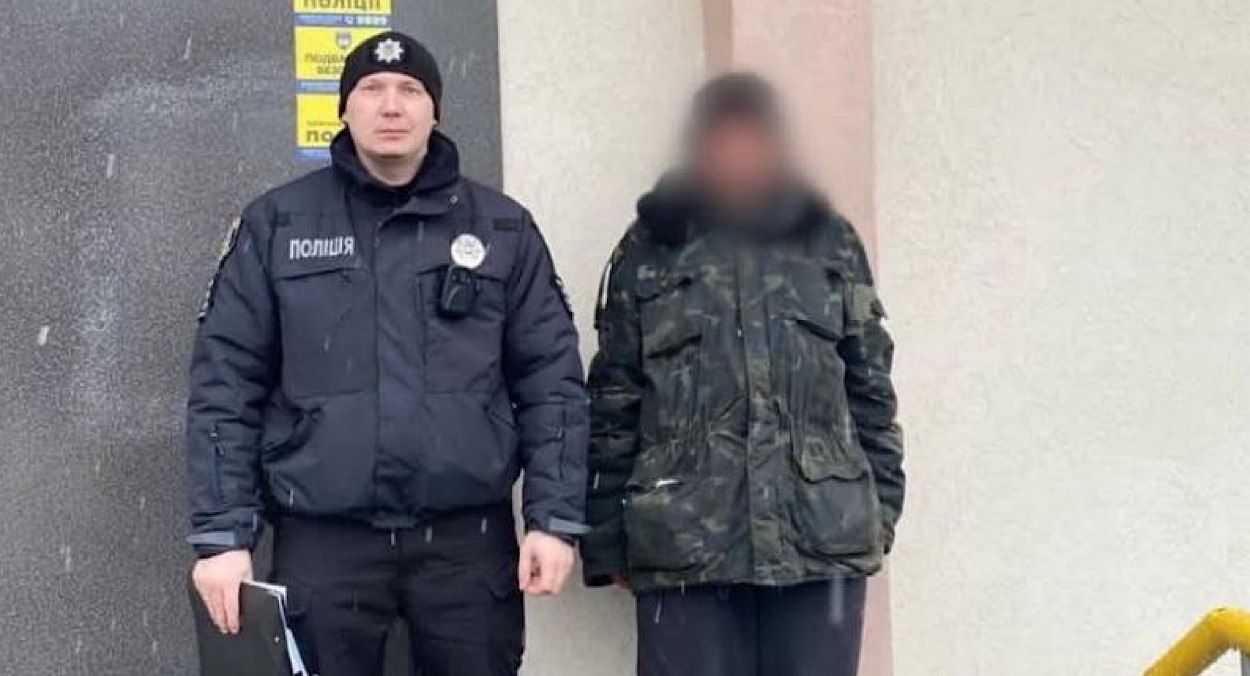 Чоловік поцупив ялинки з могил загиблих військових Чоловік поцупив ялинки з могил загиблих військових