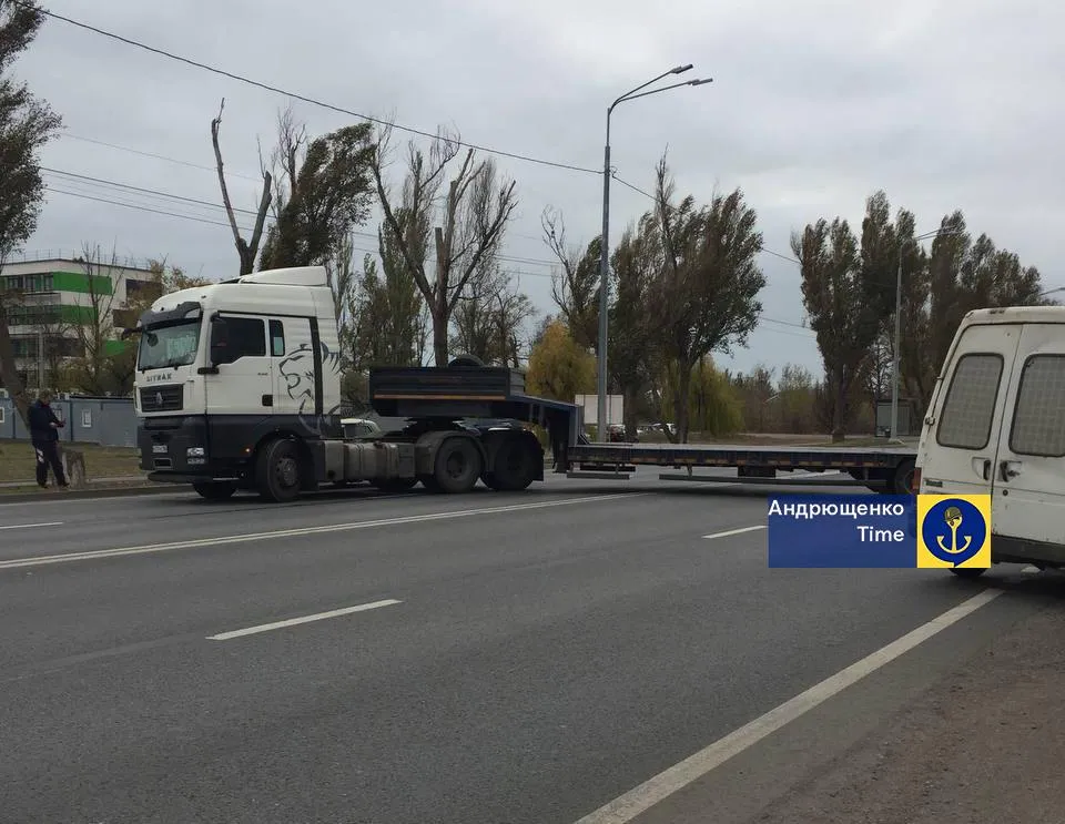 Россияне перебрасывают технику через Мариуполь гражданским транспортом