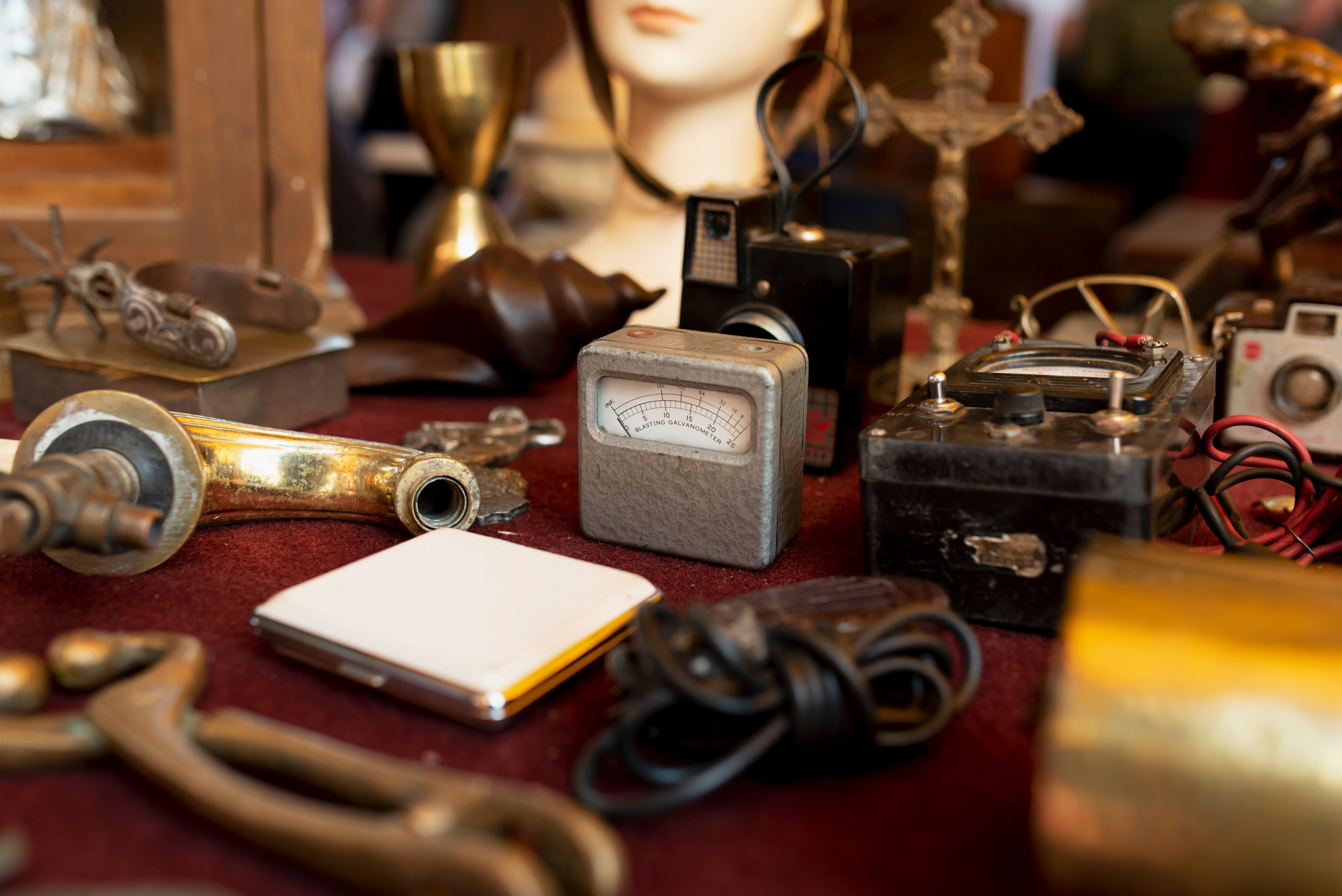 Жінка знайшла колекцію антикваріату в гаражі дідуся Жінка знайшла колекцію антикваріату в гаражі дідуся