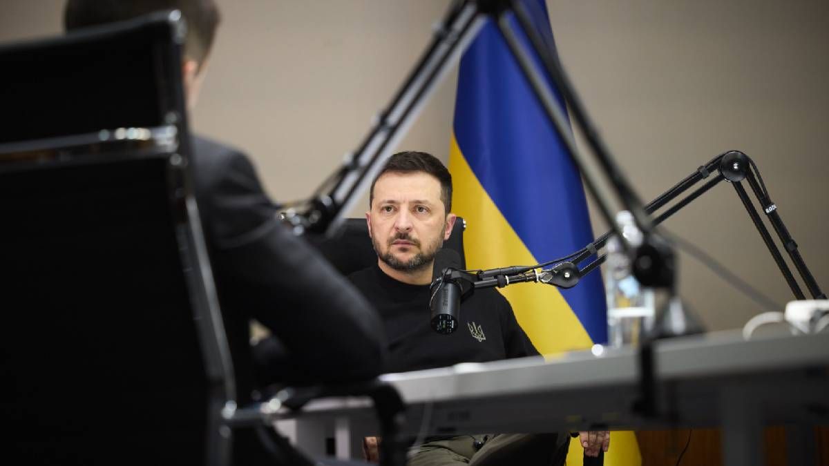 Зеленський пригадав, як у перший день вторгнення звичайним людям роздавали зброю для захисту столиці Зеленський пригадав, як у перший день вторгнення звичайним людям роздавали зброю для захисту столиці