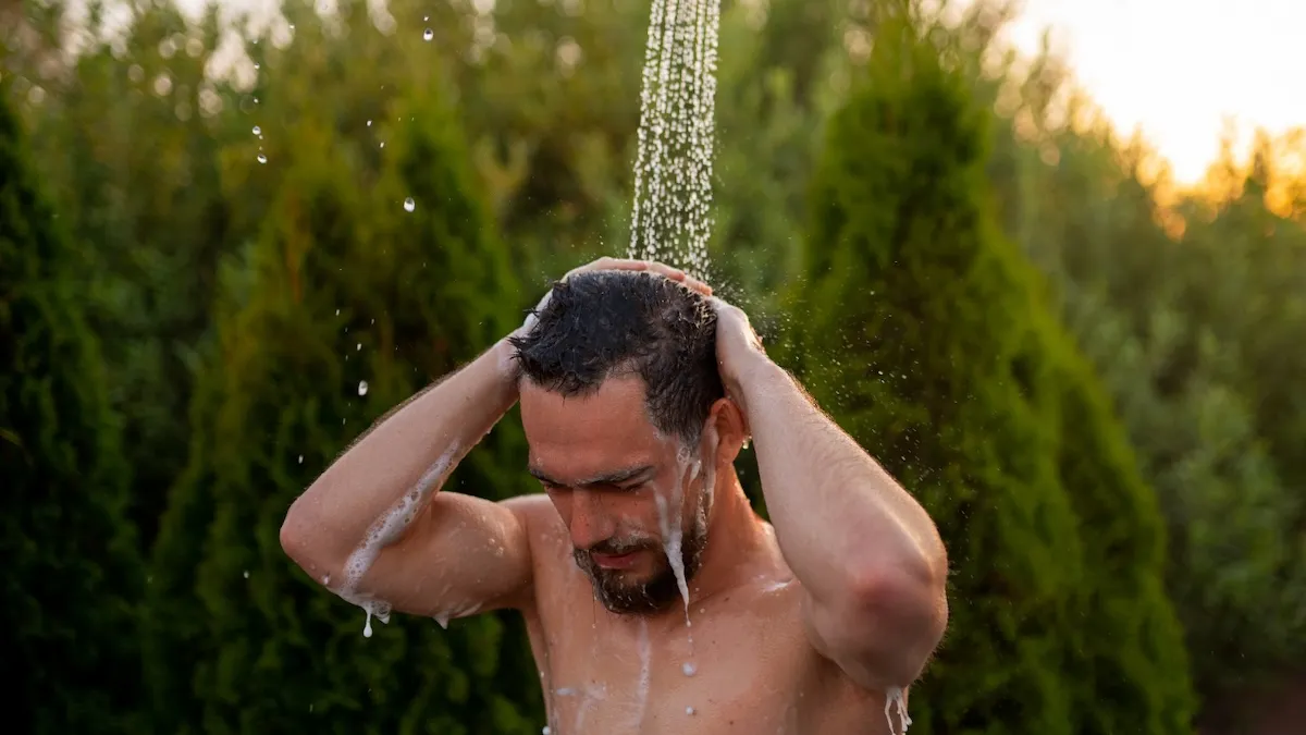 мужчина моется в душе мужчина моется в душе