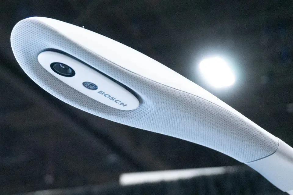 Невелика ручка нависає над колискою, щоб слідкувати за її показниками Невелика ручка нависає над колискою, щоб слідкувати за її показниками