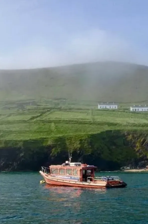 Остров расположен у побережья Данкина, Ирландия Остров расположен у побережья Данкина, Ирландия