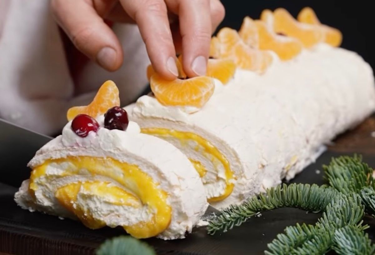 Меренговый рулет с мандаринами Меренговый рулет с мандаринами