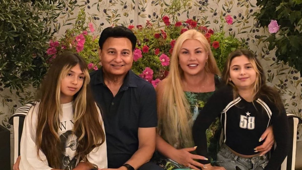 Камалія з ексчоловіком і доньками Камалія з ексчоловіком і доньками