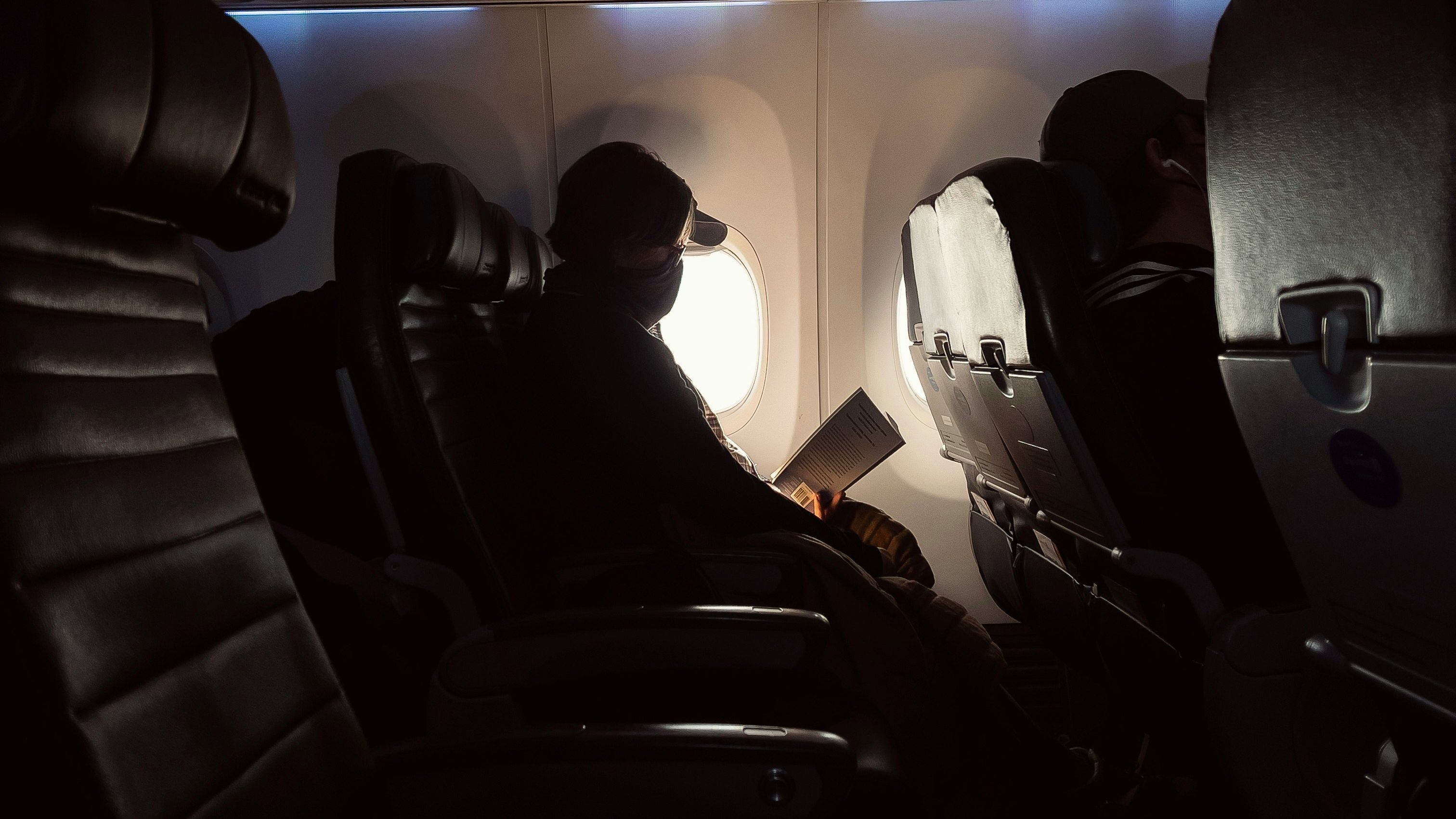 Скандальний пасажир хотів вийти з літака на ходу Скандальний пасажир хотів вийти з літака на ходу