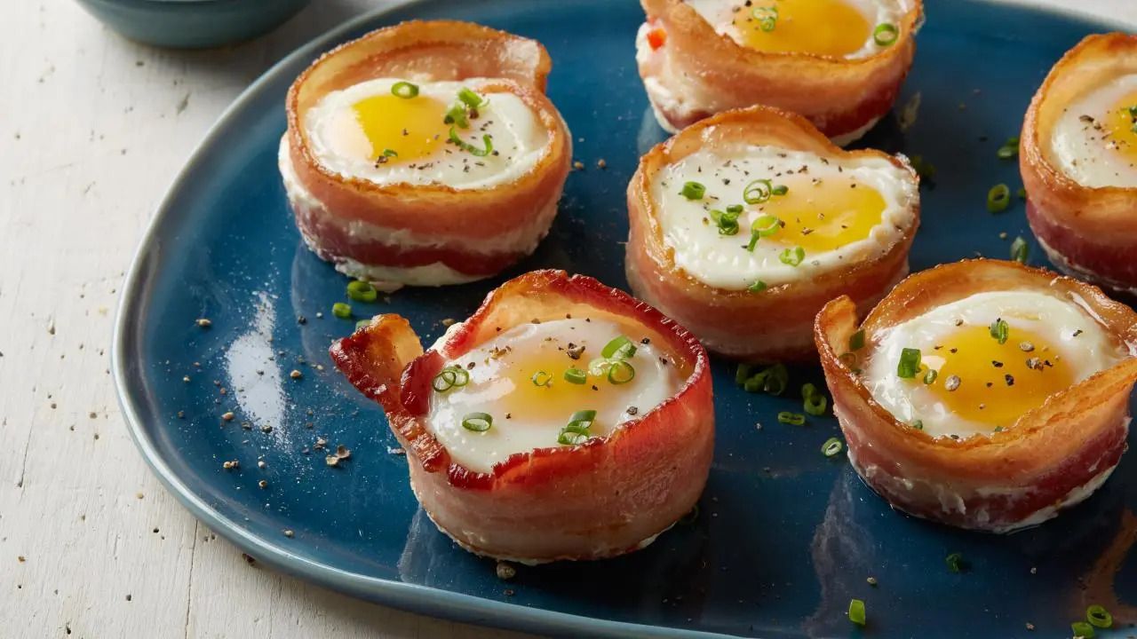 Готуємо яйця у беконовій "чашці" Готуємо яйця у беконовій "чашці"