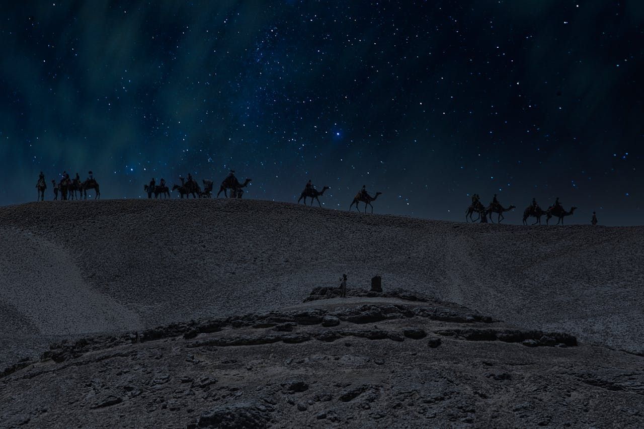 Люди на верблюдах у пустелі Люди на верблюдах у пустелі