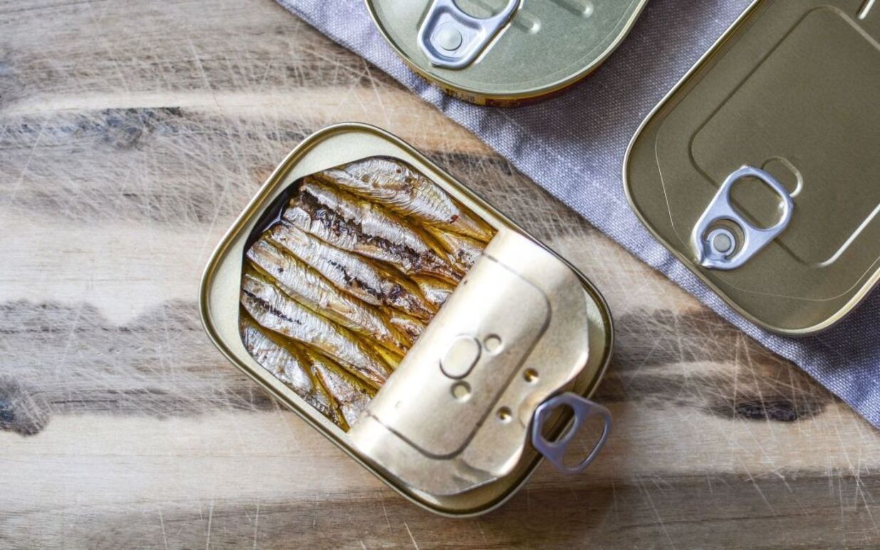 Зі шпротів можна зробити ситний салат Зі шпротів можна зробити ситний салат