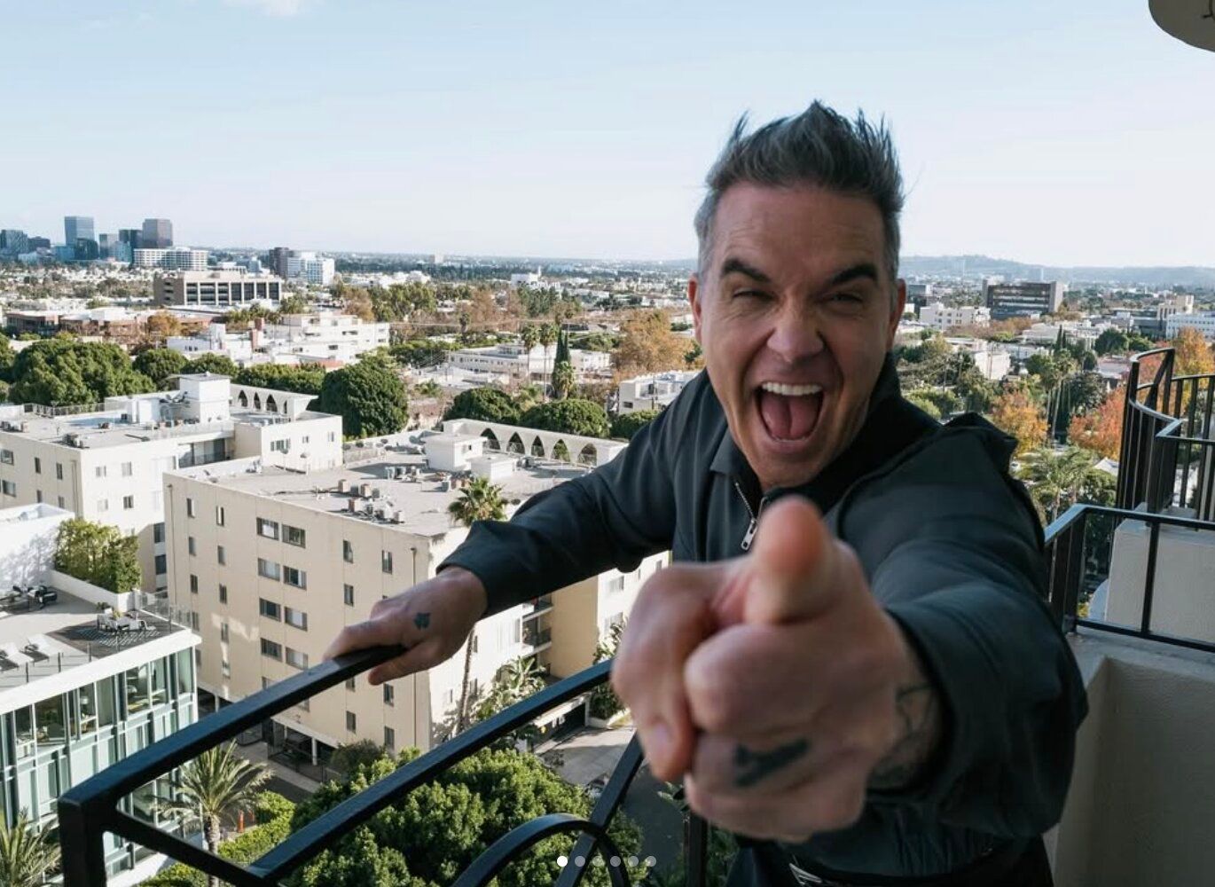 Вітальня Роббі Вільямса у мінімалістичному стилі, але з однією родзинкою Вітальня Роббі Вільямса у мінімалістичному стилі, але з однією родзинкою