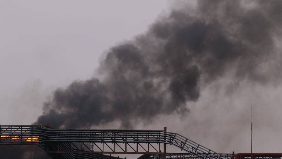 В Энгельсе продолжает пылать нефтебаза российских бомбардировщиков