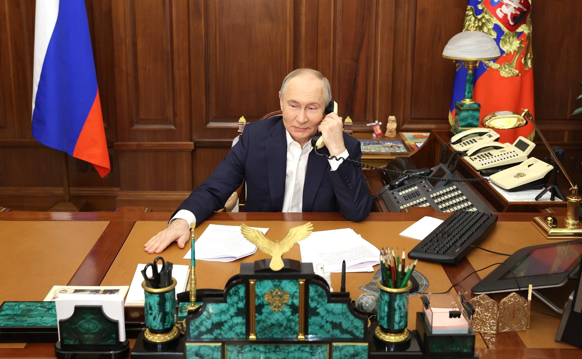 Російський диктатор Путін говорить по телефону