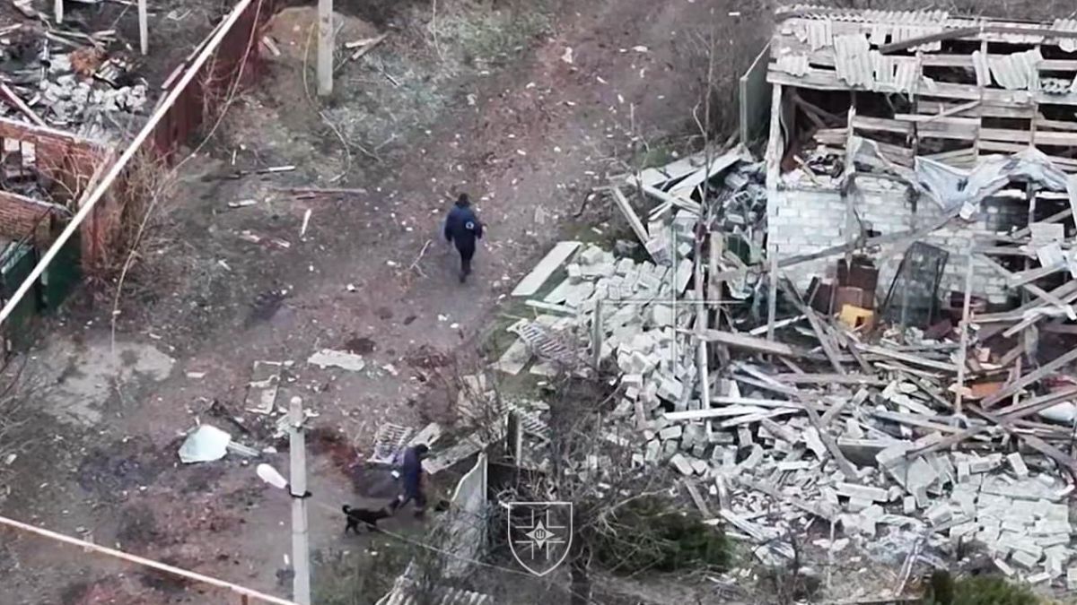 Российские оккупанты переодеваются в гражданскую одежду Российские оккупанты переодеваются в гражданскую одежду