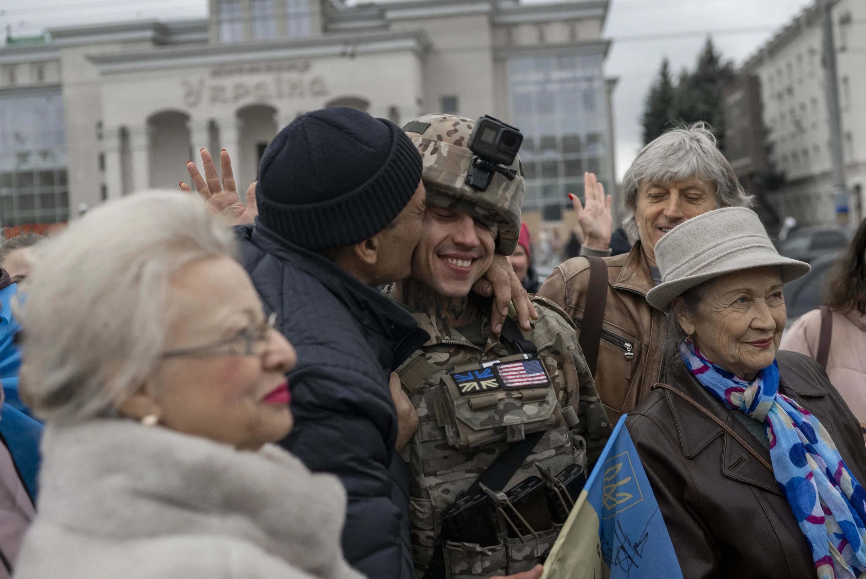 Українці вітають захисників на звільнених територіях Українці вітають захисників на звільнених територіях
