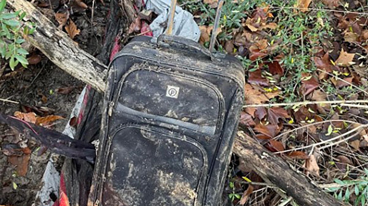 Мужчина нашел потерянный чемодан Мужчина нашел потерянный чемодан