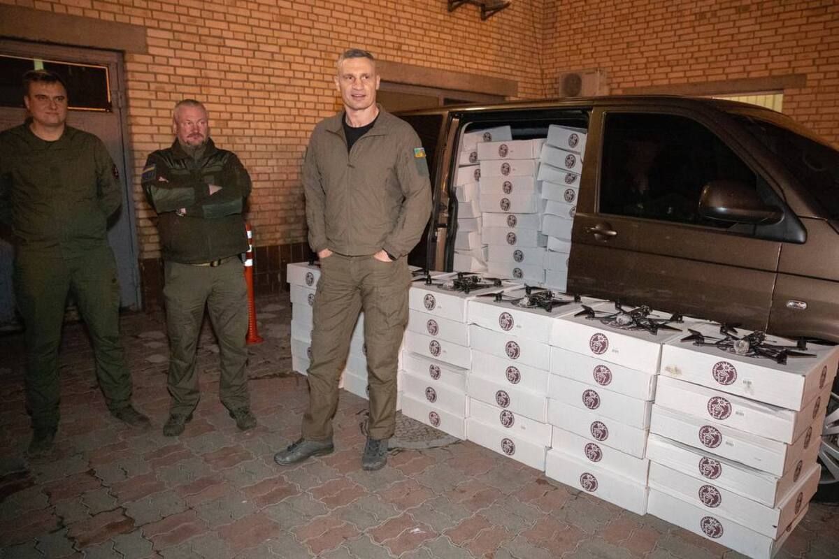 Громада Києва передала допомогу бійцям Громада Києва передала допомогу бійцям