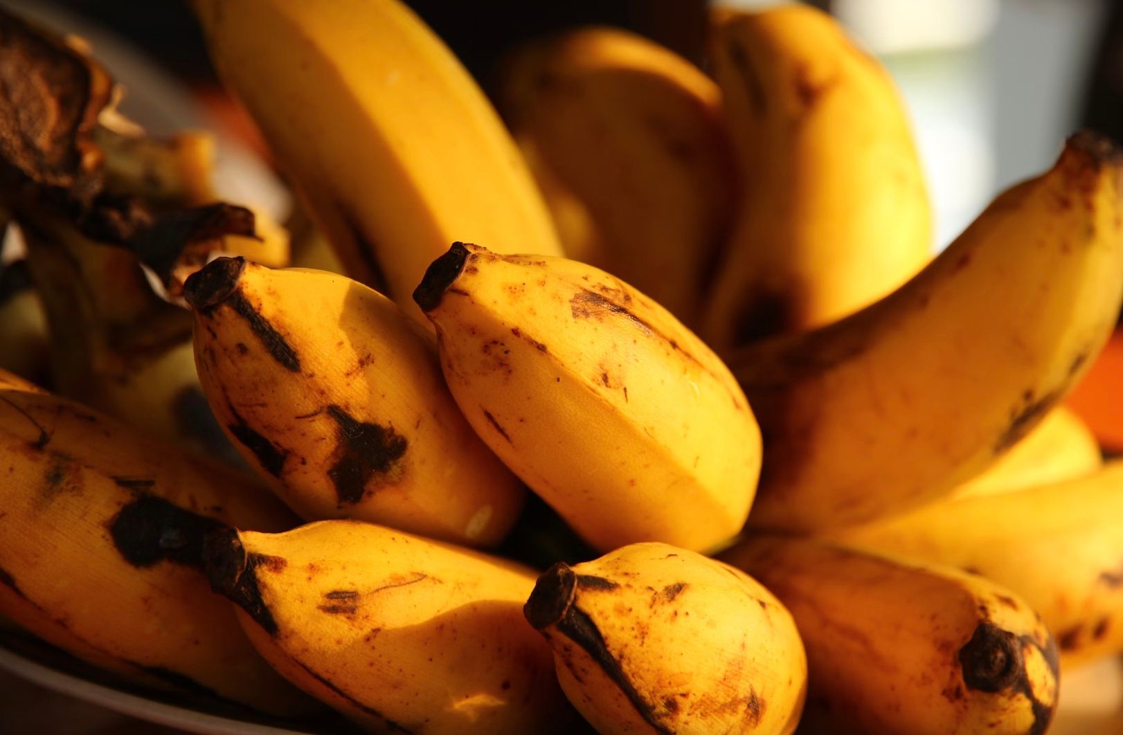Чому банани швидко чорніють і як правильно їх зберігати Чому банани швидко чорніють і як правильно їх зберігати