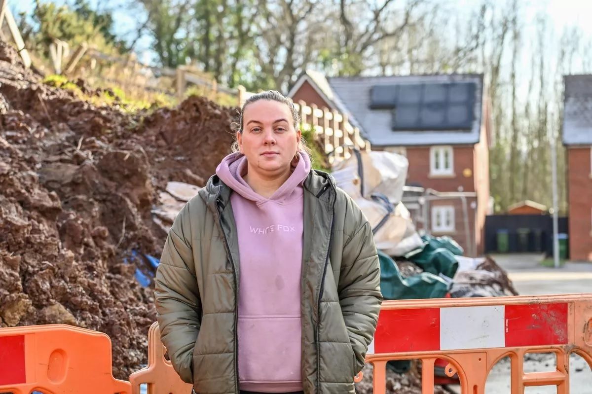 Власники будинків змушені добиратися до помешкань через сади сусідів Власники будинків змушені добиратися до помешкань через сади сусідів