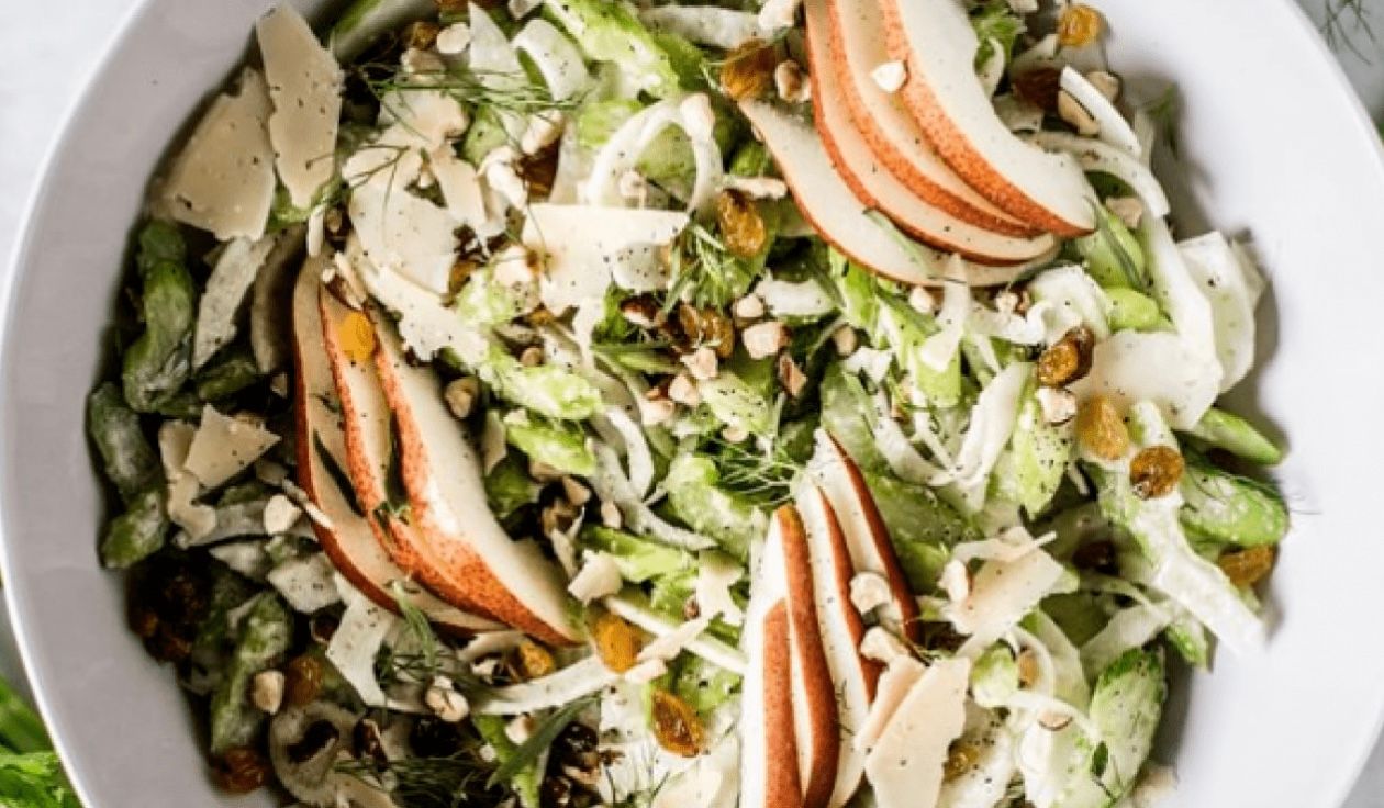 Вітамінний салат із селери, груші та фундуку Вітамінний салат із селери, груші та фундуку