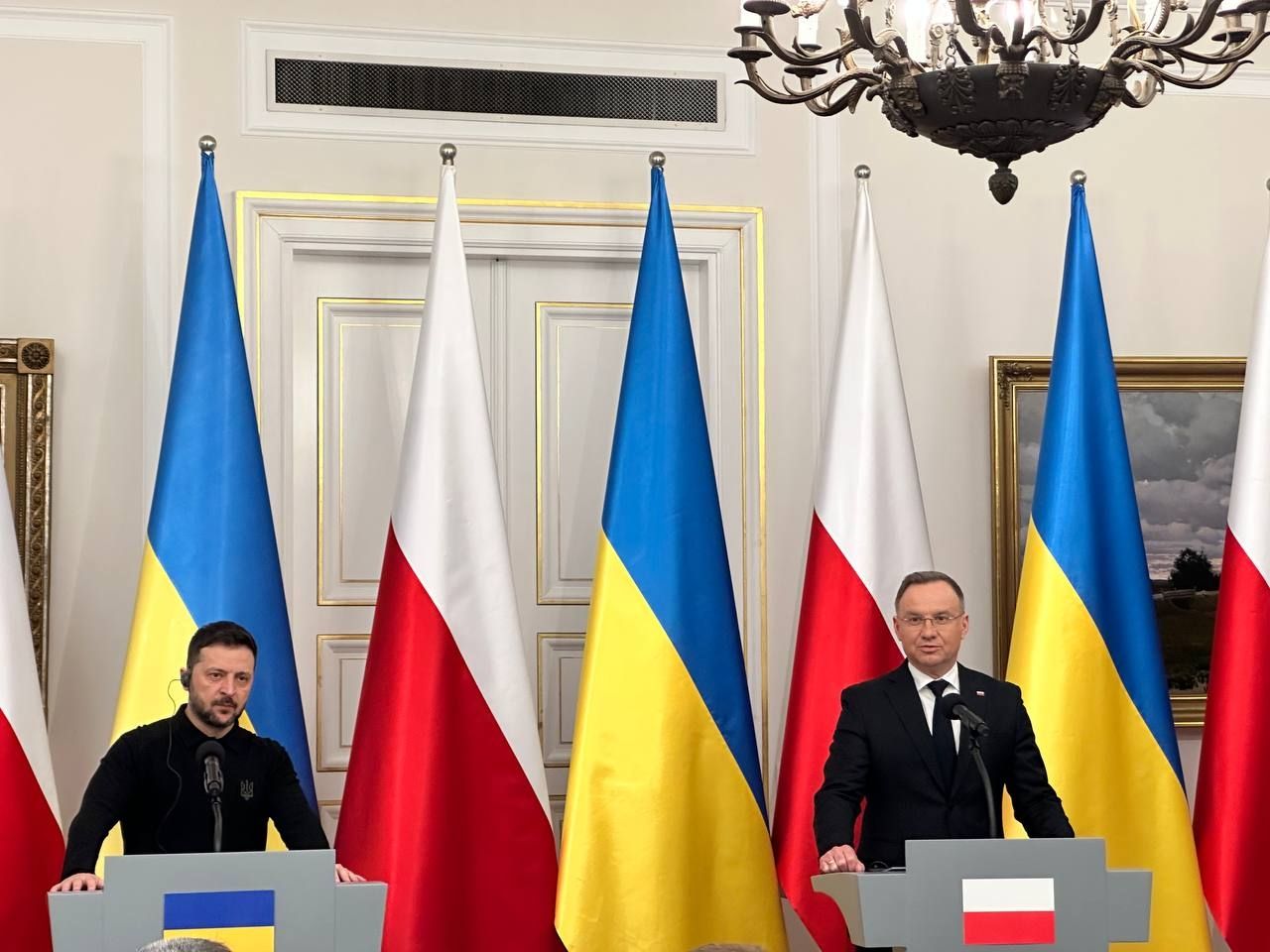 Дуда заверил Зеленского в постоянной поддержке Украины Дуда заверил Зеленского в постоянной поддержке Украины