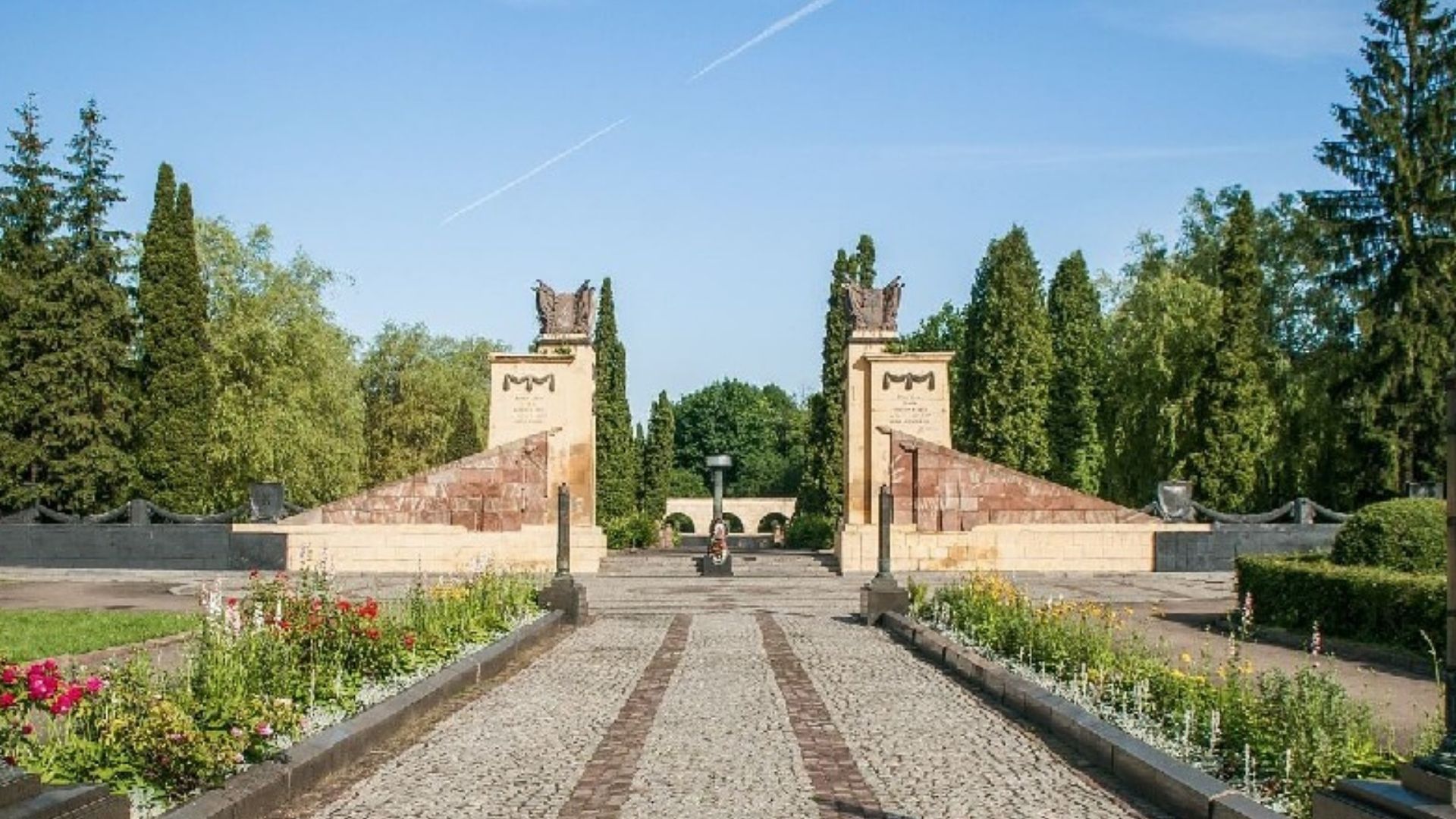 С Холма Славы во Львове перенесут советские могилы Путниа и Кузнецова С Холма Славы во Львове перенесут советские могилы Путниа и Кузнецова