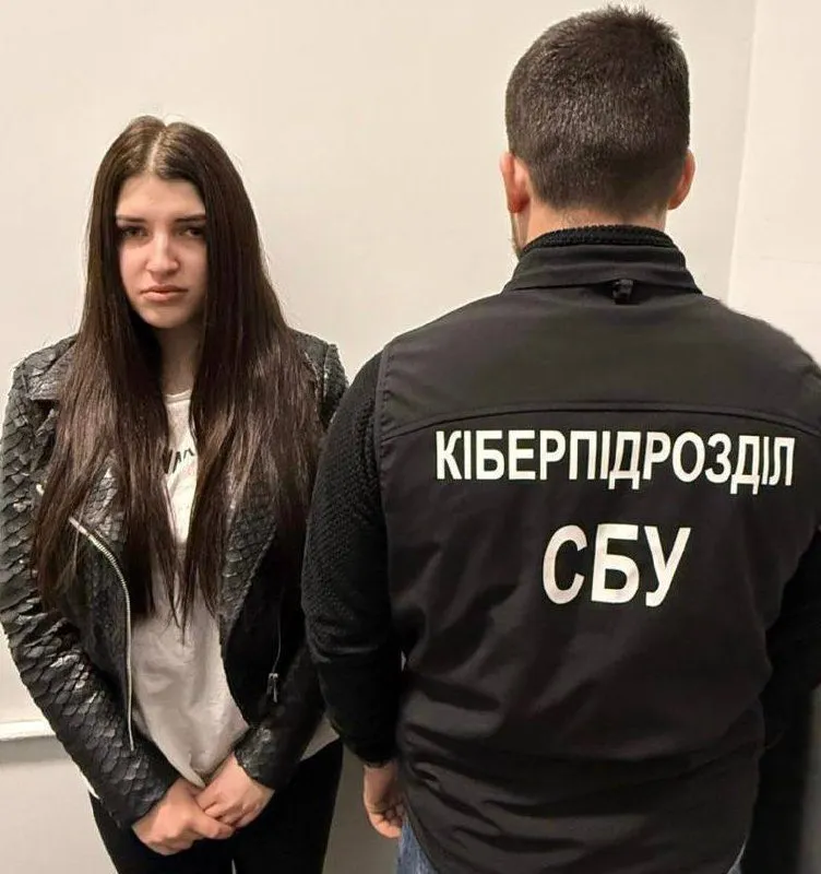 Дівчина біля співробітника СБУ Дівчина біля співробітника СБУ