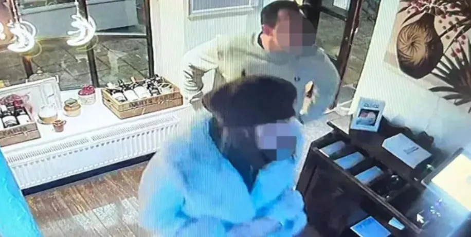 Пара поужинала в ресторане и сбежала Пара поужинала в ресторане и сбежала