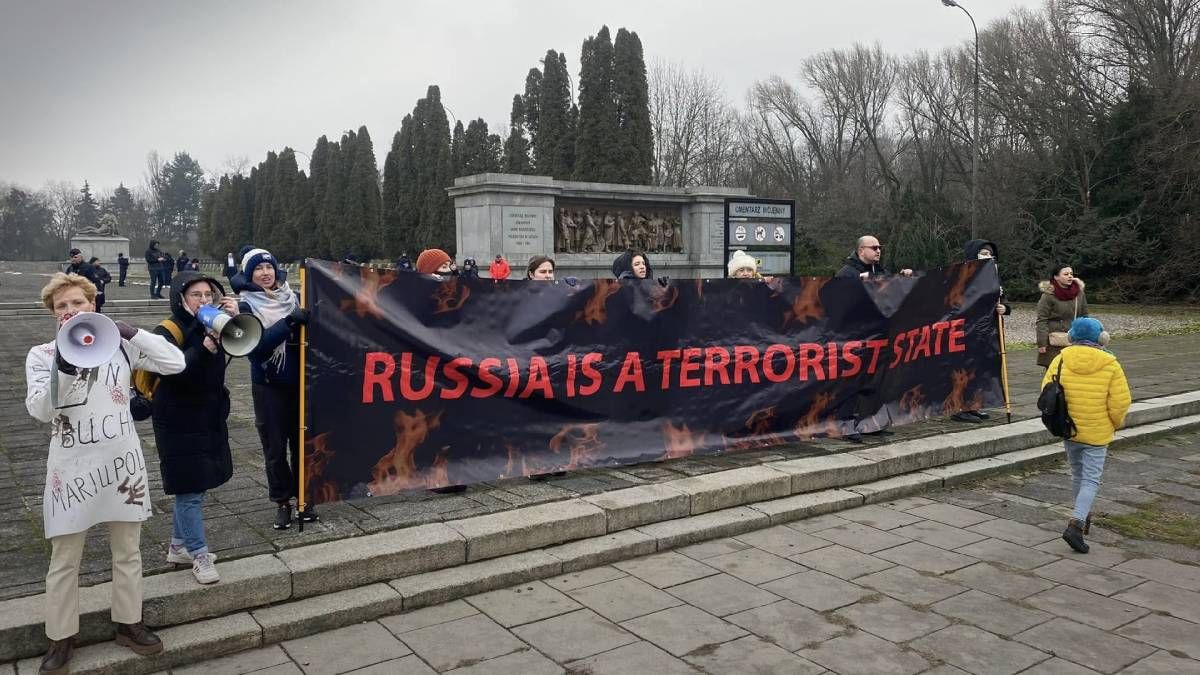 Російські дипломати укладали квіти радянським солдатам під крики фашисти Російські дипломати укладали квіти радянським солдатам під крики фашисти