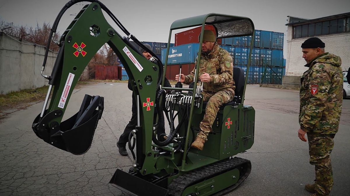 Это первый компактный экскаватор на гусеничном ходу украинского производства Это первый компактный экскаватор на гусеничном ходу украинского производства