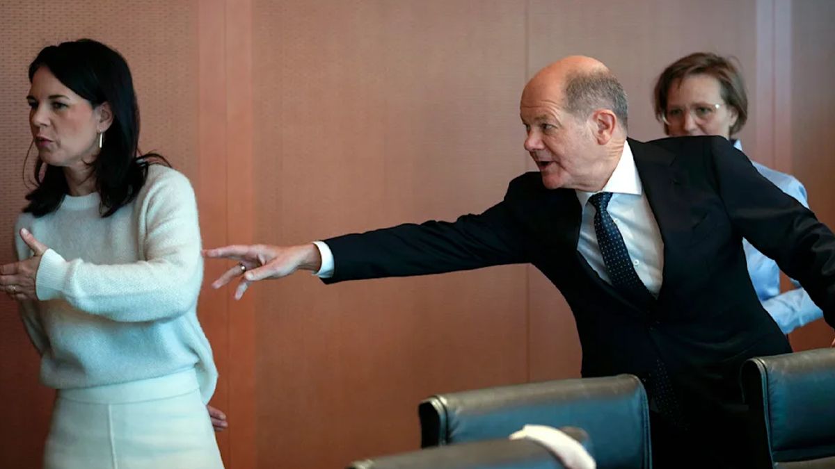 Бербок объяснила, что было на фото, где она "убегает" от Шольца Бербок объяснила, что было на фото, где она "убегает" от Шольца