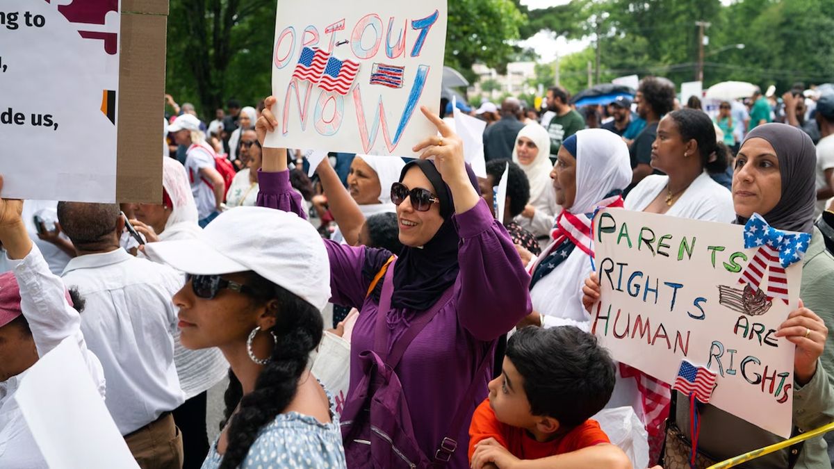 Вірянка з України просить звільнити сина від навчання за книгою про ЛГБТ Вірянка з України просить звільнити сина від навчання за книгою про ЛГБТ