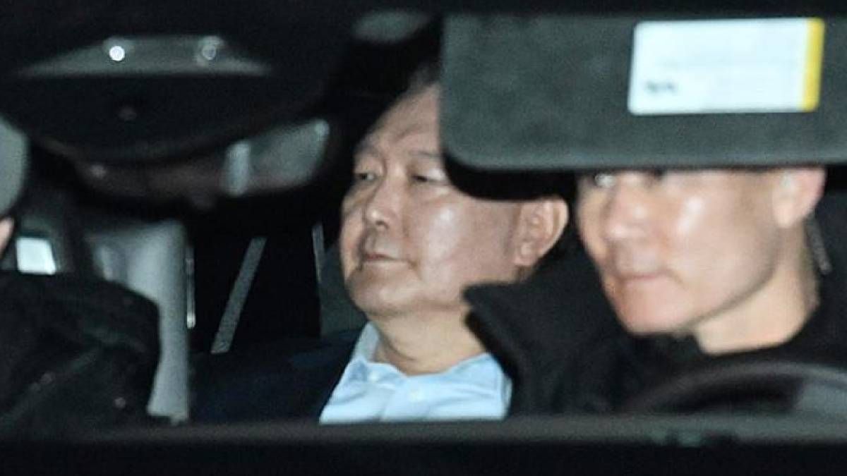 Юн Сок Йоль стал первым действующим президентом, официально арестованным Юн Сок Йоль стал первым действующим президентом, официально арестованным