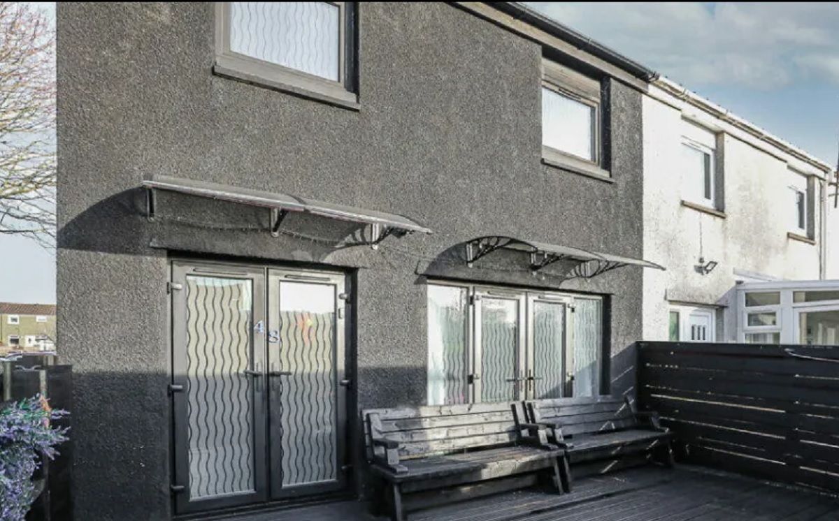 В Британии продают почти полностью черный дом В Британии продают почти полностью черный дом