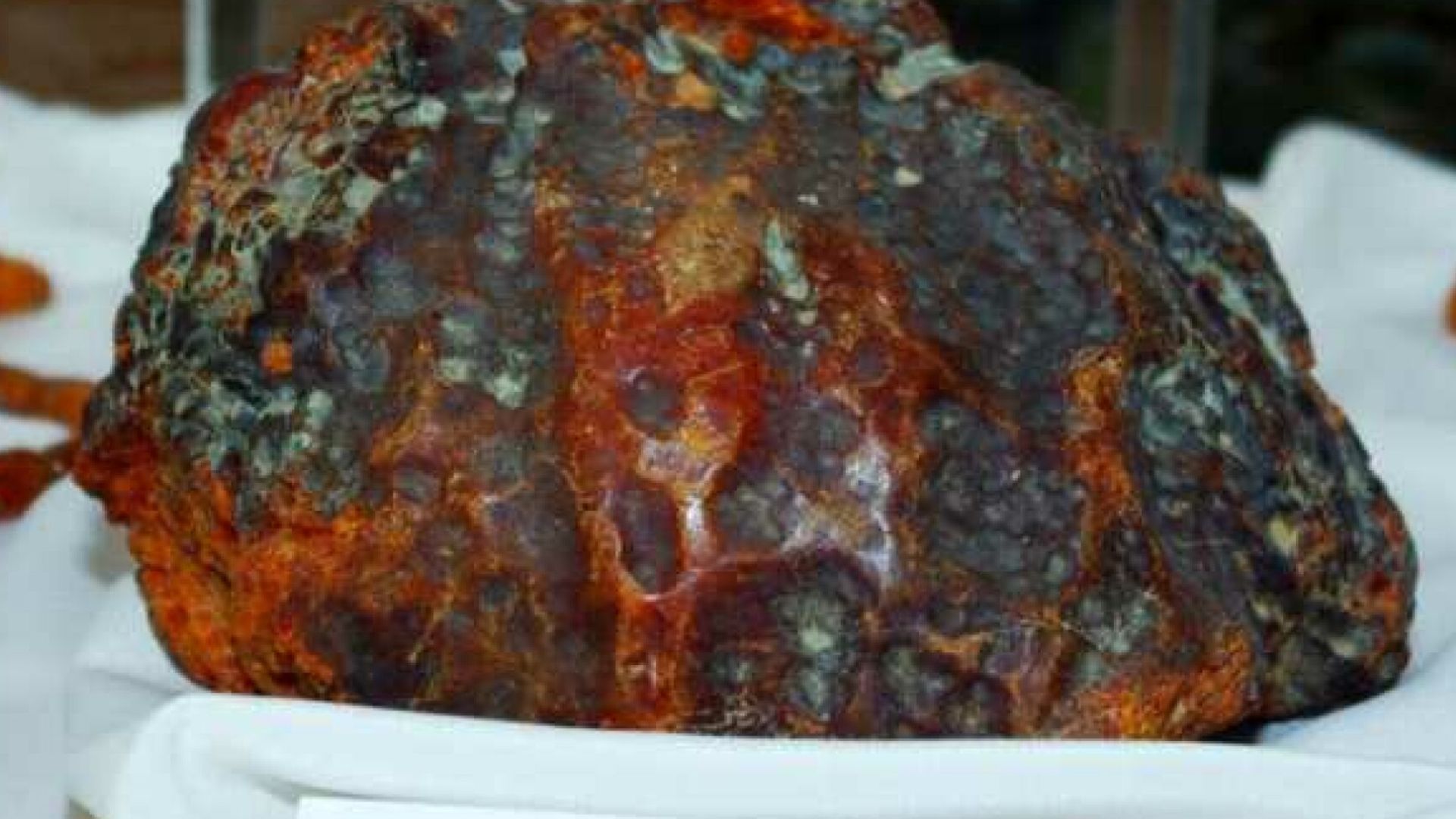 У Румунії жінка роками підпирала двері шматком бурштину У Румунії жінка роками підпирала двері шматком бурштину