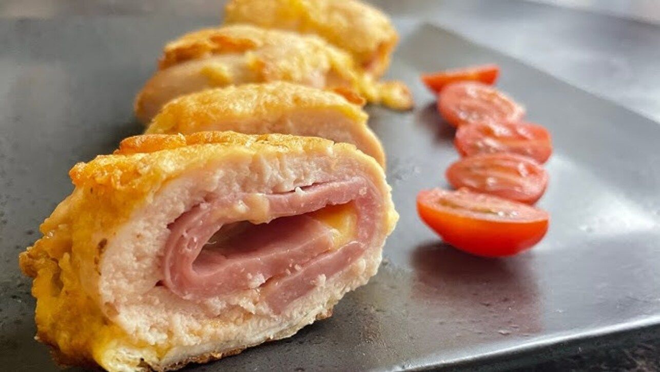 Робимо рулет з шинкою та сиром Робимо рулет з шинкою та сиром