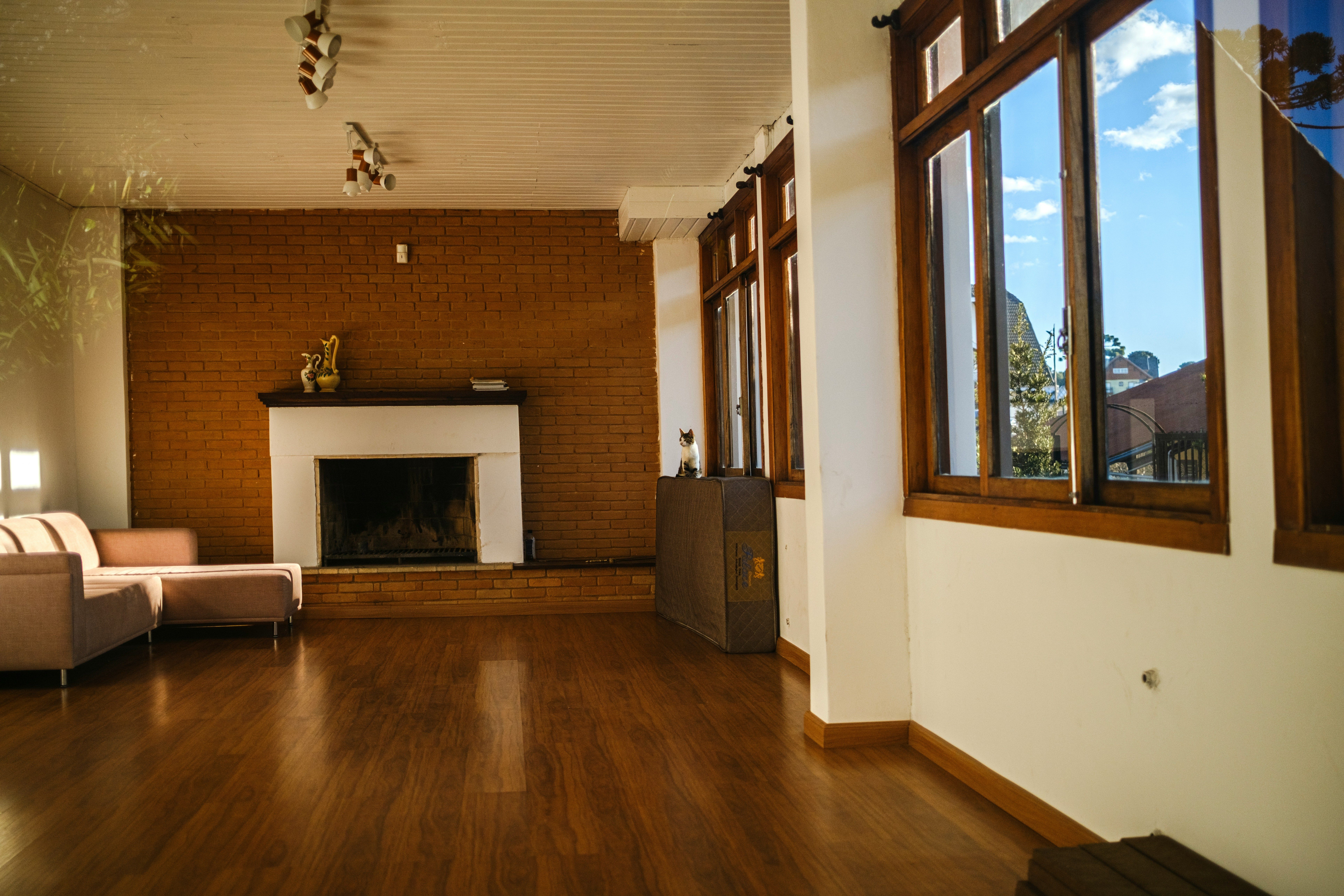 Як можна облаштувати вітальню з каміном