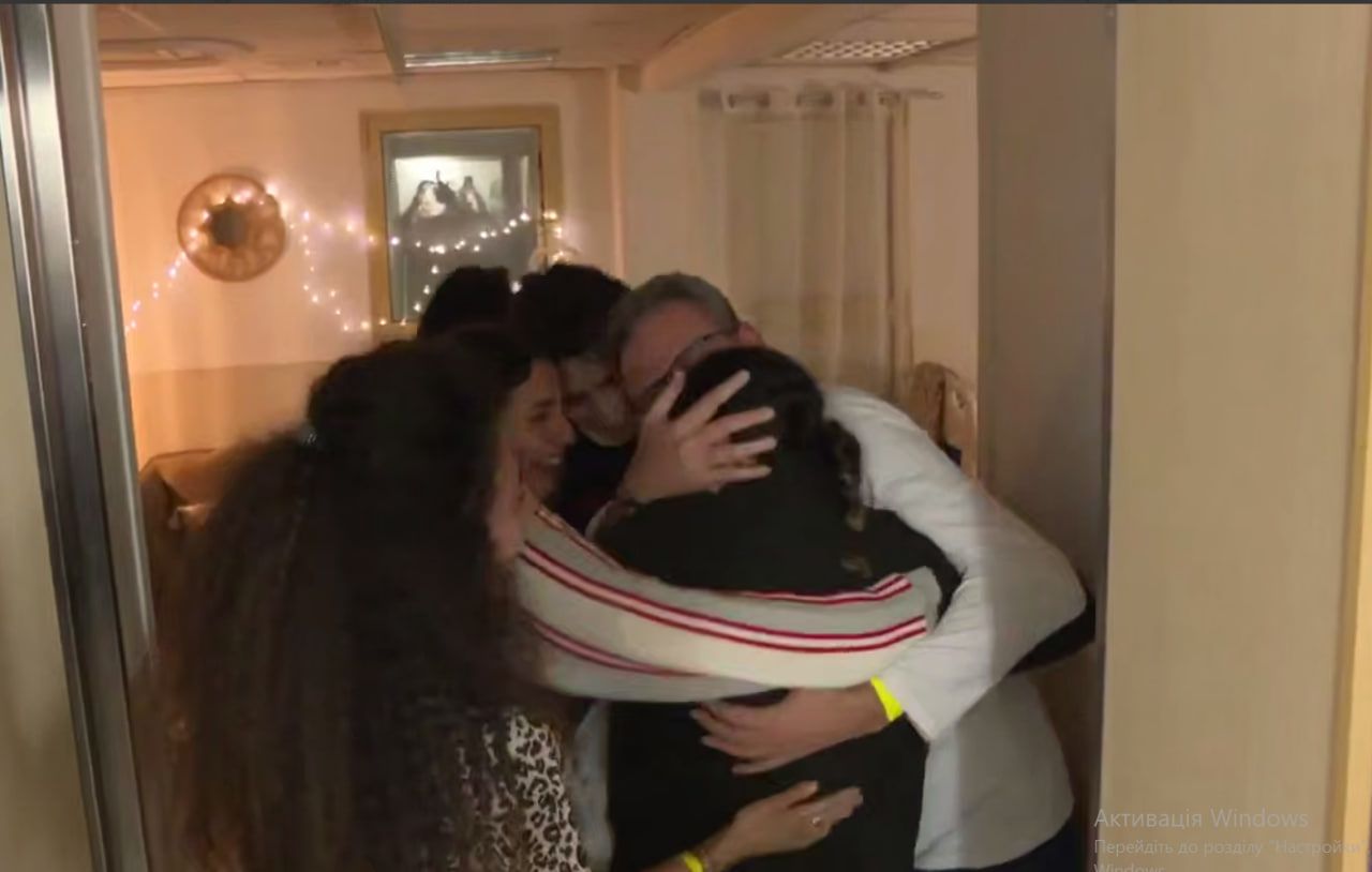 Звільнені заручники возз'єднуються з родинами серед сліз і радості - 24 Канал Звільнені заручники возз'єднуються з родинами серед сліз і радості - 24 Канал