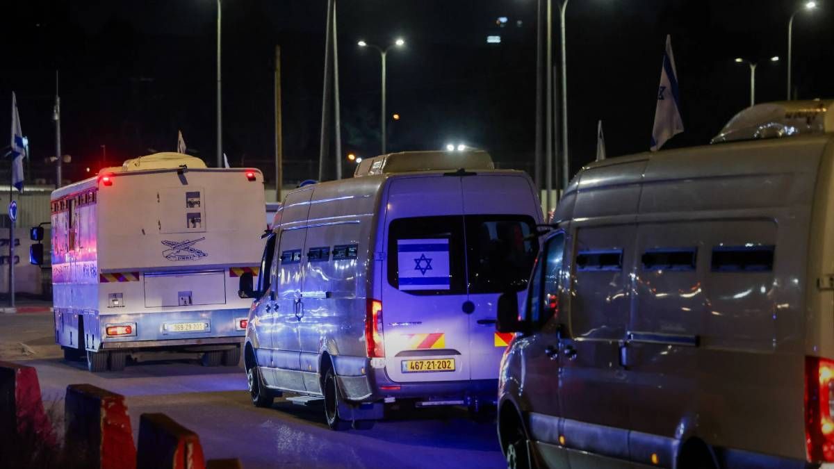 Израиль выпустил из тюрем десятки палестинцев Израиль выпустил из тюрем десятки палестинцев