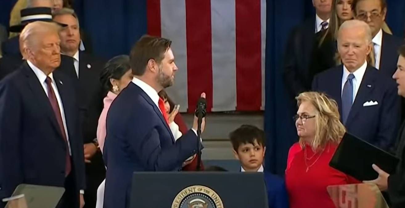 Вице-президент США Джей Ди Вэнс принимает присягу - 24 Канал Вице-президент США Джей Ди Вэнс принимает присягу - 24 Канал