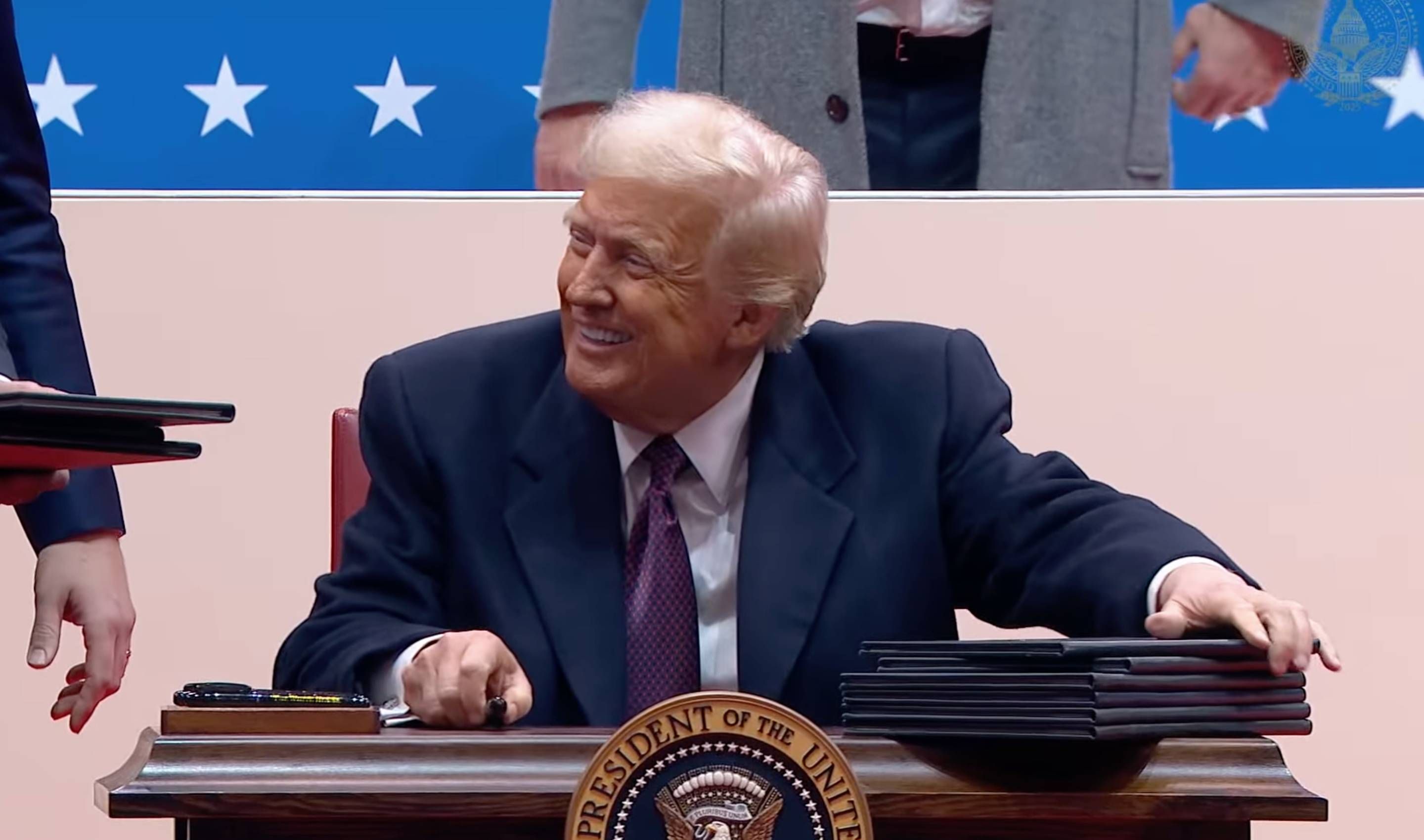 Трамп отменил указы Байдена Трамп отменил указы Байдена