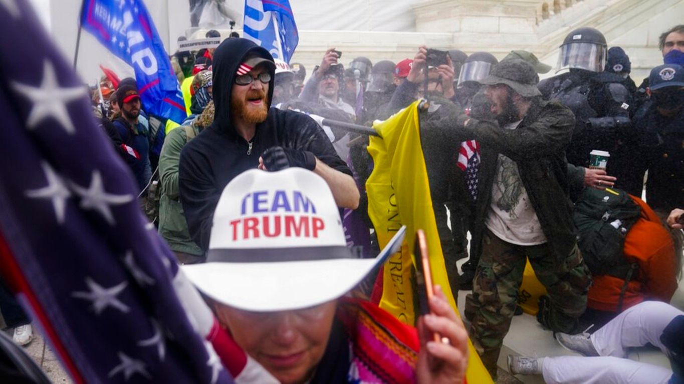 Трамп помиловал участников штурма Капитолия Трамп помиловал участников штурма Капитолия