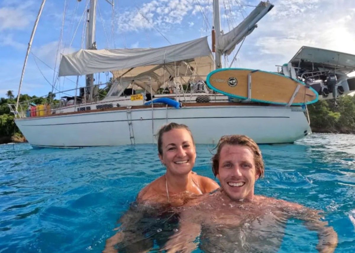 Пара живет на лодке Пара живет на лодке