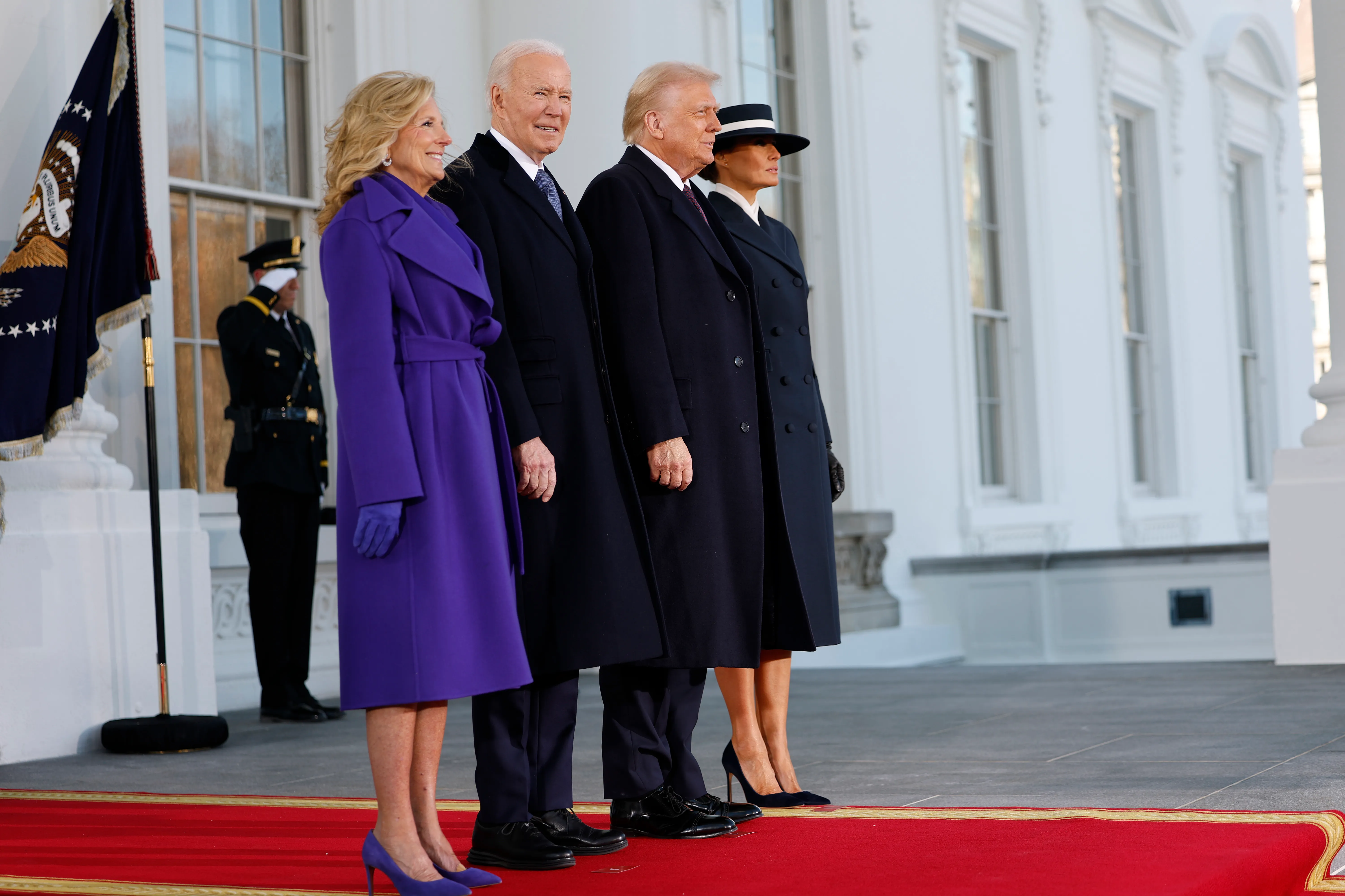 Подружжя Трампів у фіолетовому вбранню